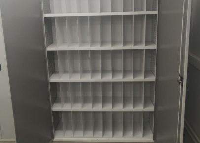 Шкаф – стеллаж с дверками и ячейками