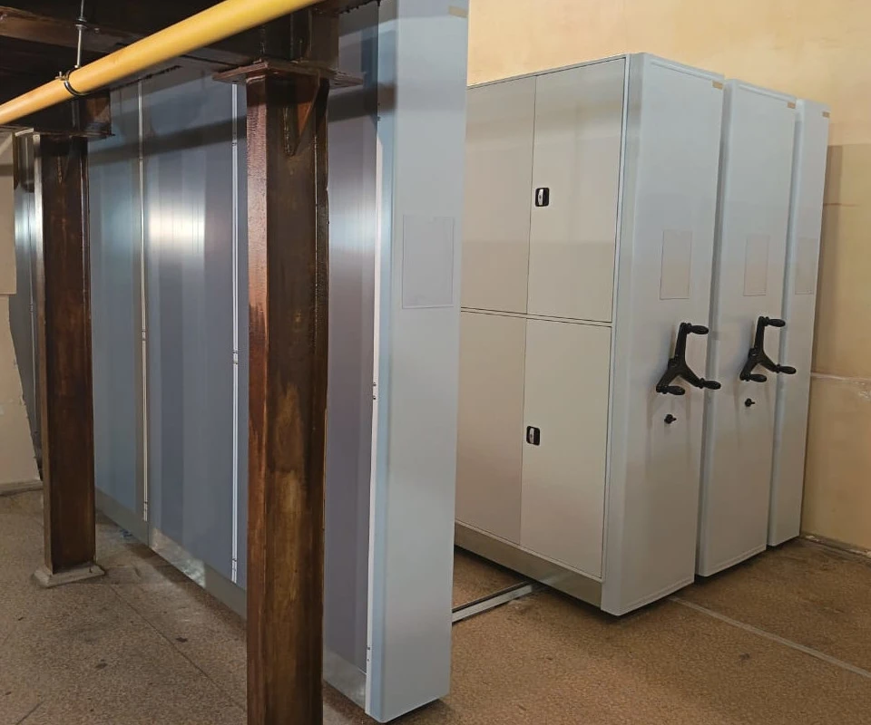 Передвижные стеллажи с дверями для ограниченного доступа