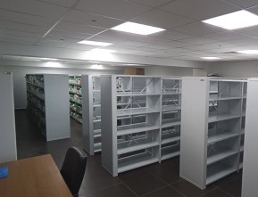 Стационарные стеллажи в архиве площадью 100 м²