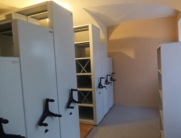 Разноуровневые мобильные стеллажи для книг