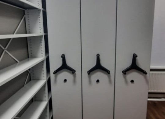 Сочетание передвижных и стационарных стеллажей в одном помещении