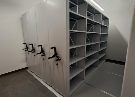 Установка стеллажей с фальшполом