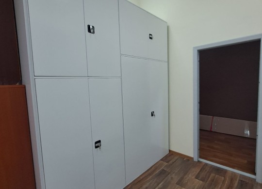 Закрытые шкафы с замками