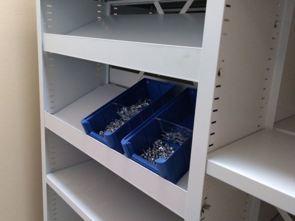 Наклонные полки с бортиком